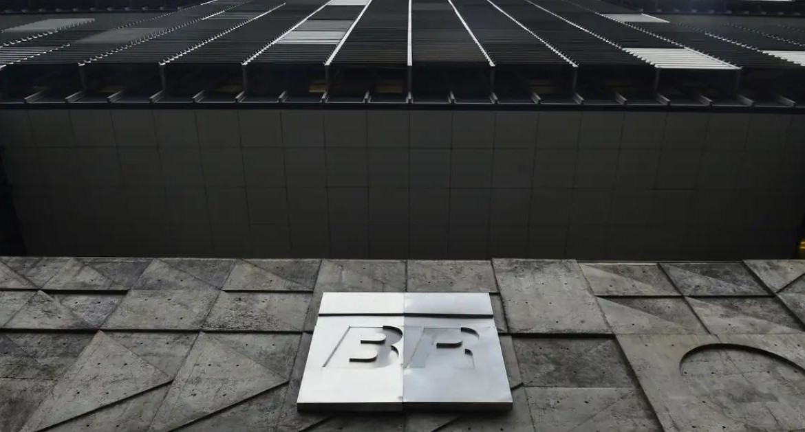 No momento, você está visualizando Petrobras reduz preço da gasolina em 5,2% a partir desta terça