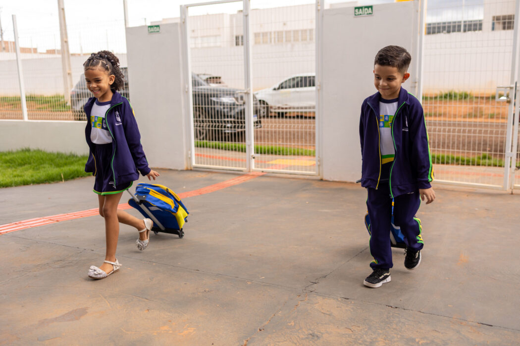 No momento, você está visualizando Alunos da rede de ensino de Rondonópolis recebem kits escolares completos