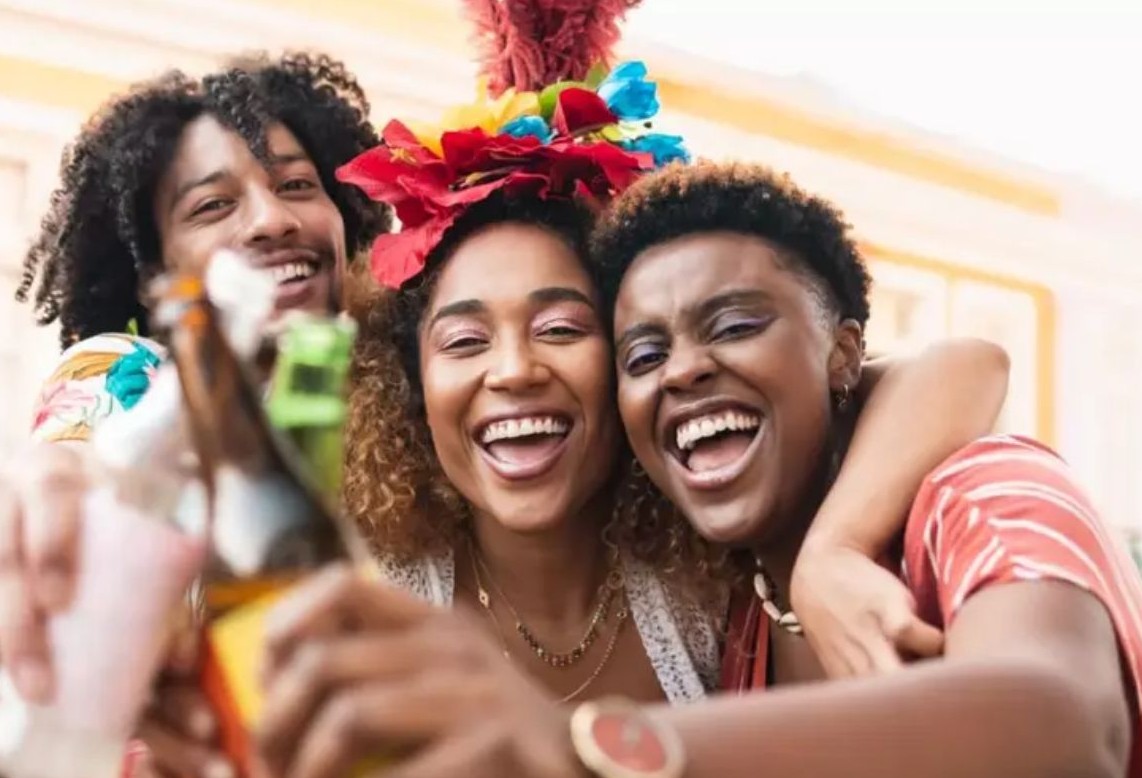 No momento, você está visualizando Álcool e energético no Carnaval; entenda os riscos da combinação