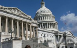 Leia mais sobre o artigo Câmara dos EUA rejeita proposta para limitar ataques de Trump contra o Irã