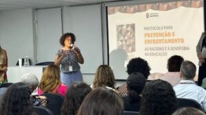 Leia mais sobre o artigo Educadores recebem formação de combate ao racismo e à xenofobia; conheça