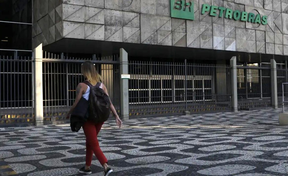 No momento, você está visualizando Petrobras diz que pode reduzir impacto da alta do petróleo no Brasil