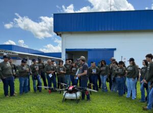 Leia mais sobre o artigo Alunos do Senar MT vivenciam tecnologia e inovação no campo em Sorriso