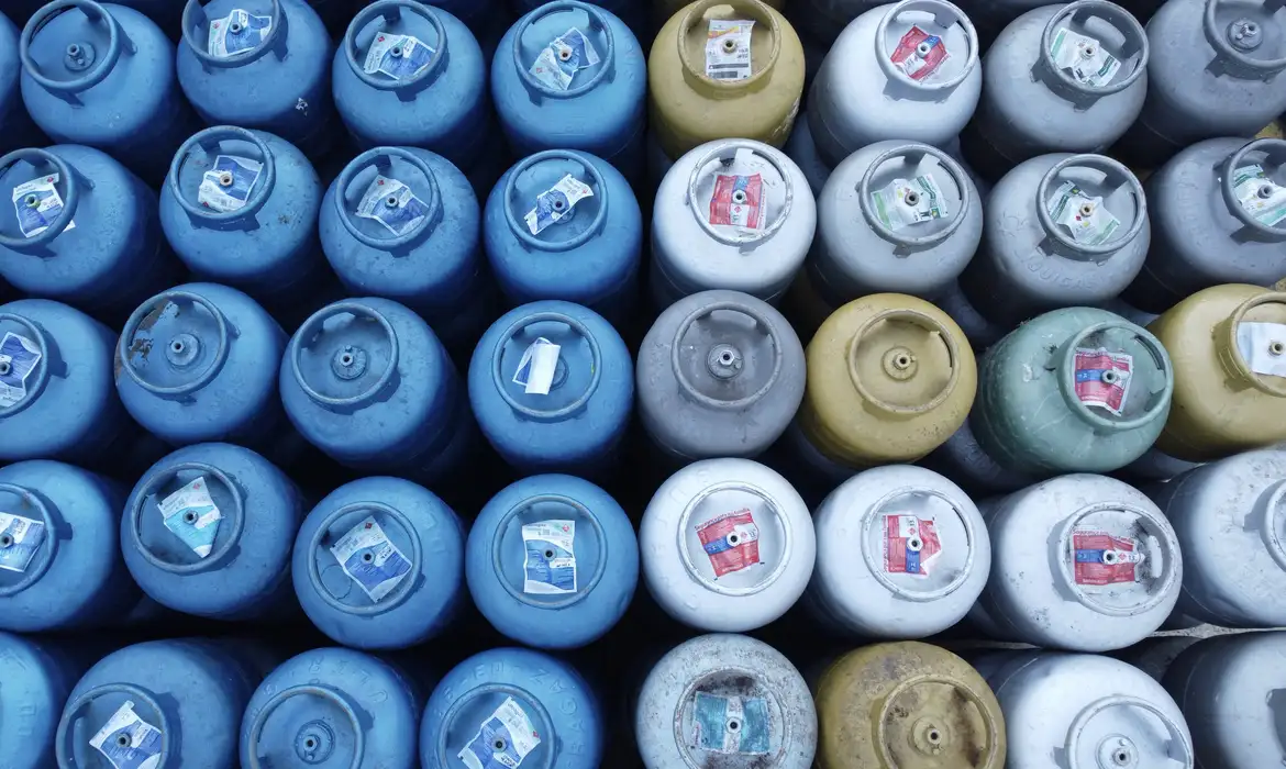 No momento, você está visualizando Caixa libera vale-recarga do programa Gás do Povo a 206 mil famílias