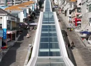 Leia mais sobre o artigo Escada rolante gigante é inaugurada em região montanhosa da China