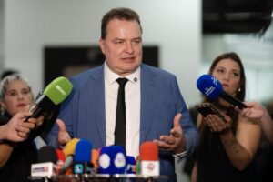 Leia mais sobre o artigo Max Russi defende direitos e piso salarial para 7 mil professores de creches