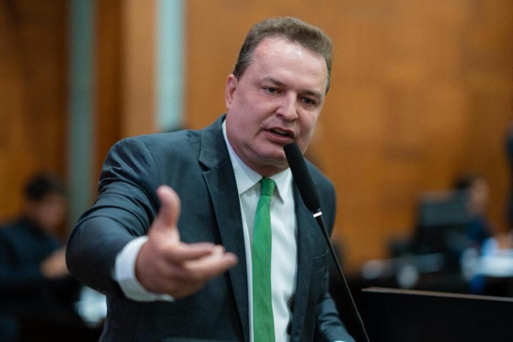 No momento, você está visualizando Max Russi denuncia “edital fechado” em licitação de OSs e boicote a deputados