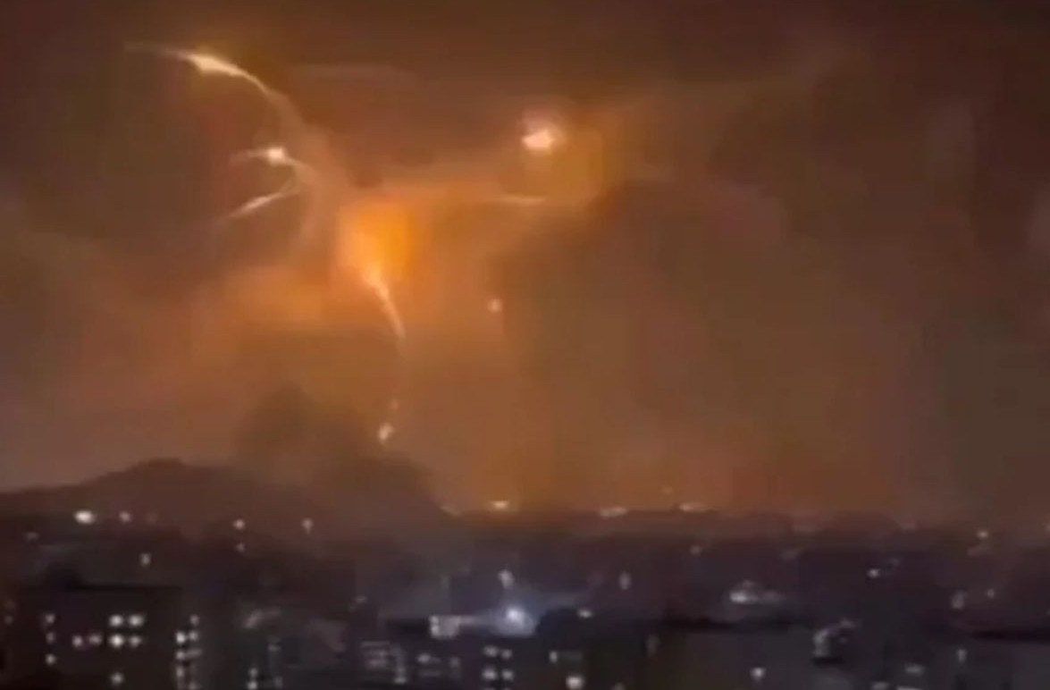 No momento, você está visualizando Irã dispara onda de mísseis contra Tel Aviv