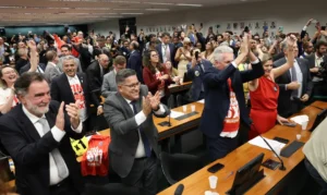Leia mais sobre o artigo Comissão aprova relatório de PEC que acaba com escala 6X1