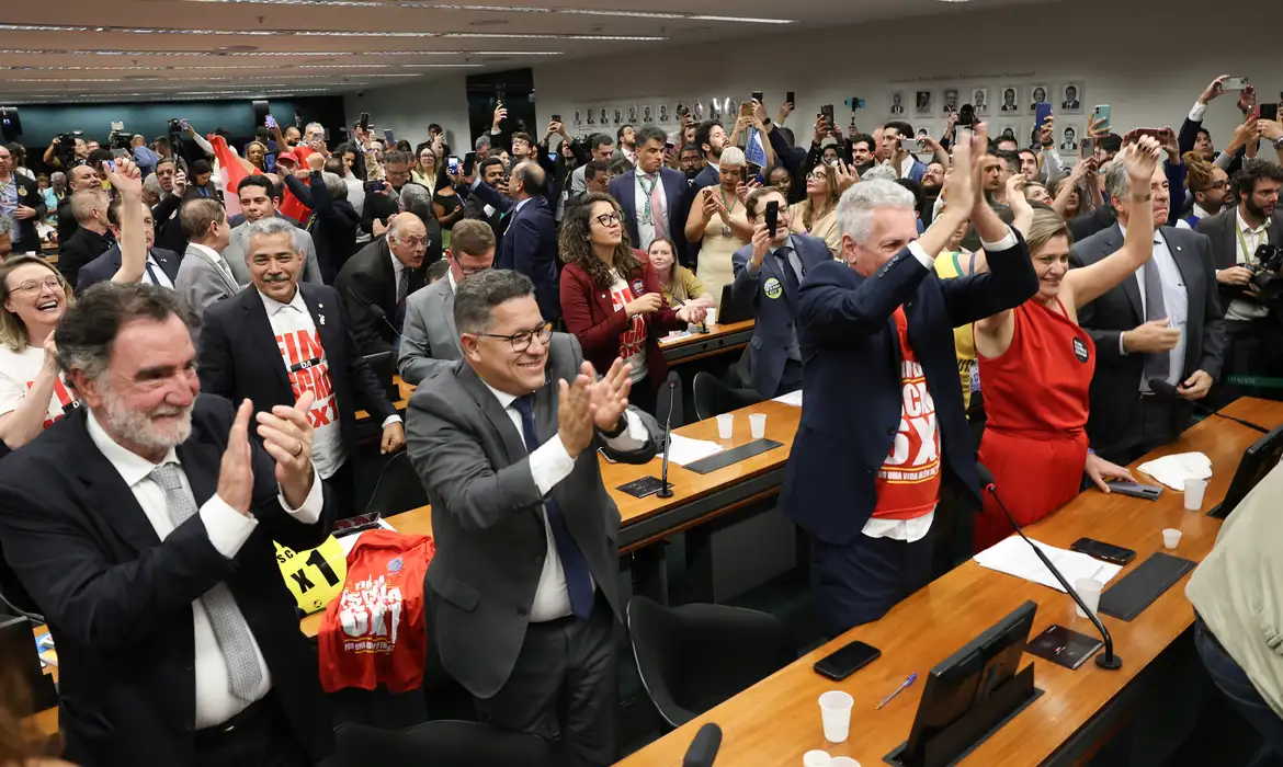 No momento, você está visualizando Comissão aprova relatório de PEC que acaba com escala 6X1
