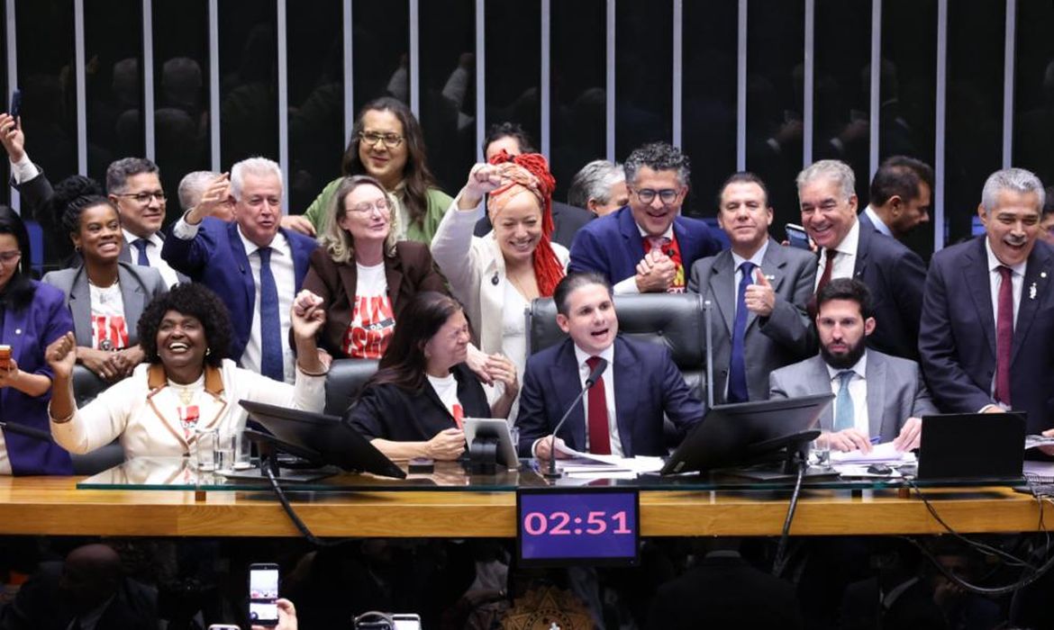 No momento, você está visualizando Entenda PEC que acaba com escala 6×1