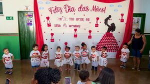 Leia mais sobre o artigo Escolas de Várzea Grande celebram Dia das Mães com homenagens e emoção