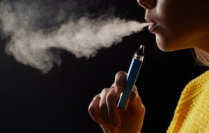 Leia mais sobre o artigo Vape pode acelerar a perda de colágeno; veja hábitos que envelhecem a pele