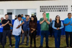 Leia mais sobre o artigo Max Russi entrega iluminação de campo e garante novos investimentos para o esporte em Cáceres