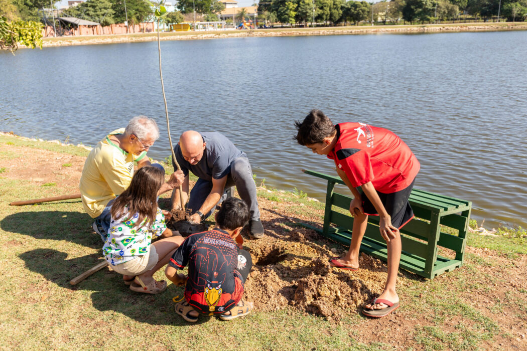 No momento, você está visualizando Prefeitura de Cuiabá lança programa ‘Craques da Natureza: Plantou, colou!