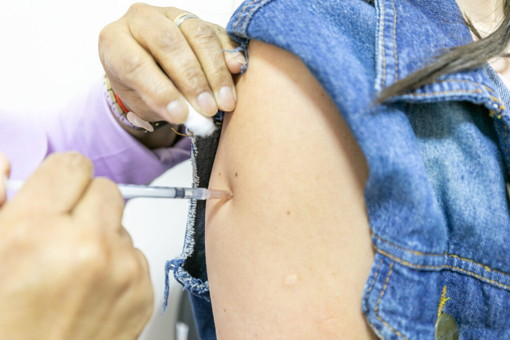 No momento, você está visualizando Cuiabá reforça orientações após suspensão preventiva de vacina contra dengue