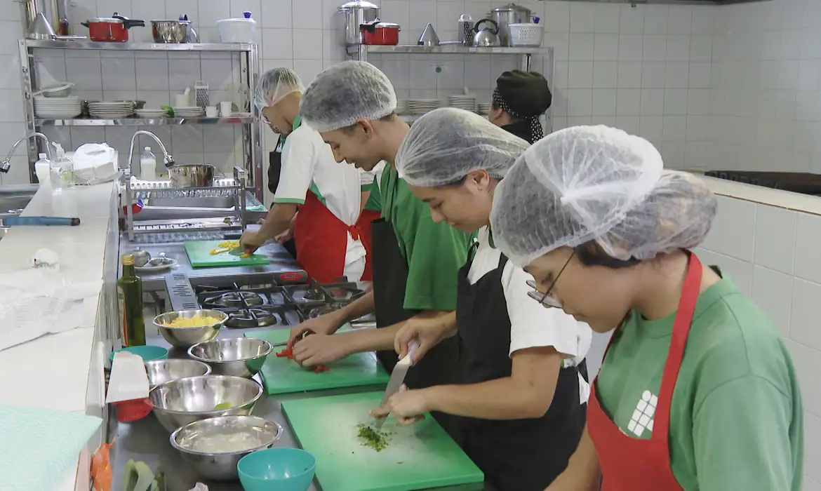 No momento, você está visualizando Desemprego até maio cai para 5,6%, o menor já registrado no período