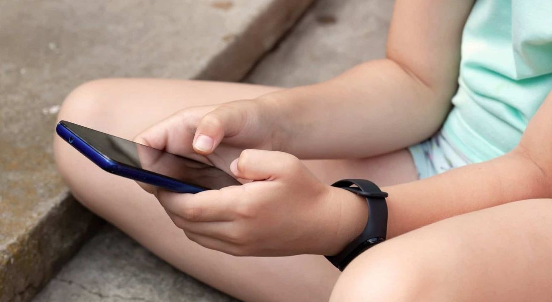 No momento, você está visualizando Com quantos anos uma criança deve ter celular? Descubra!