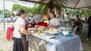 Leia mais sobre o artigo Feira FAM movimenta Várzea Grande com almoço e produtos frescos direto do produtor nesta quinta-feira
