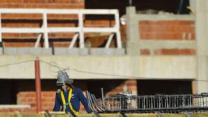 Leia mais sobre o artigo Construção empregou 2,5 milhões e pagou média de 2,1 salários mínimos
