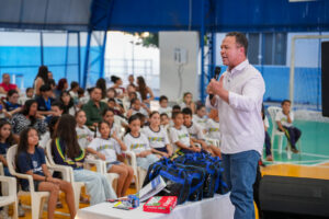 Leia mais sobre o artigo Prefeitura de Rondonópolis entrega 2.500 kits de materiais de apoio para professores