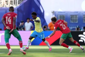 Leia mais sobre o artigo Vini Jr. marca golaço, mas Brasil só empata com Marrocos na estreia da Copa