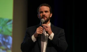 Leia mais sobre o artigo Brasil não deixará de negociar tarifas impostas pelos EUA, diz Durigan