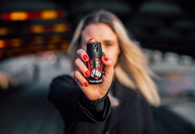 No momento, você está visualizando Senado aprova uso de spray de defesa pessoal para mulheres