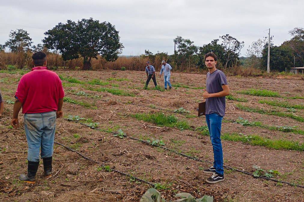 No momento, você está visualizando Visita técnica orienta produtores rurais e fortalecem o cultivo de hortaliças em Várzea Grande