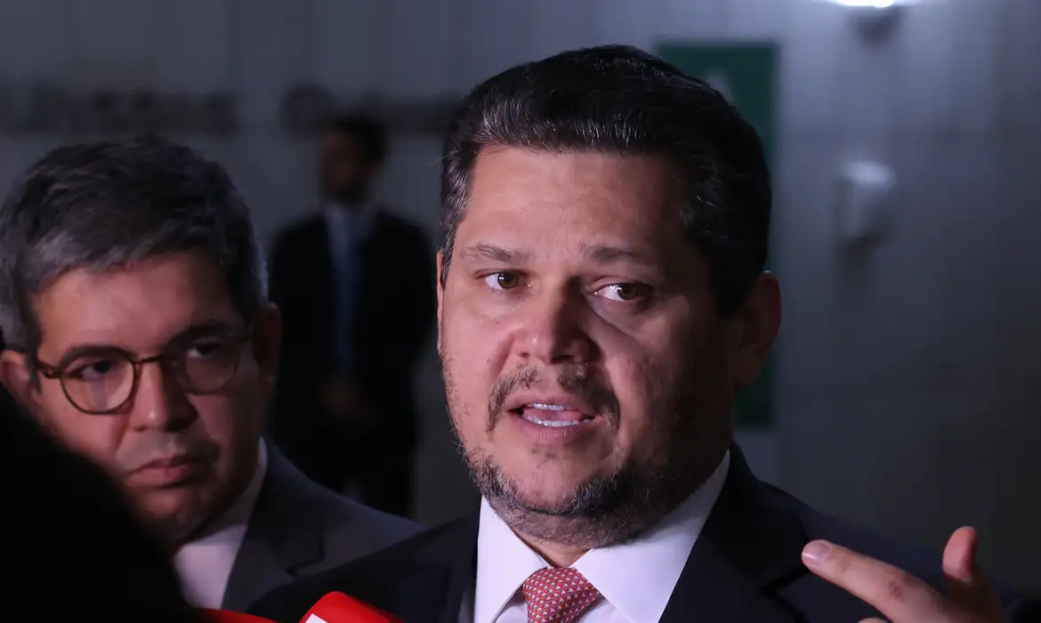 No momento, você está visualizando Alcolumbre envia PEC do fim da escala 6×1 para CCJ do Senado