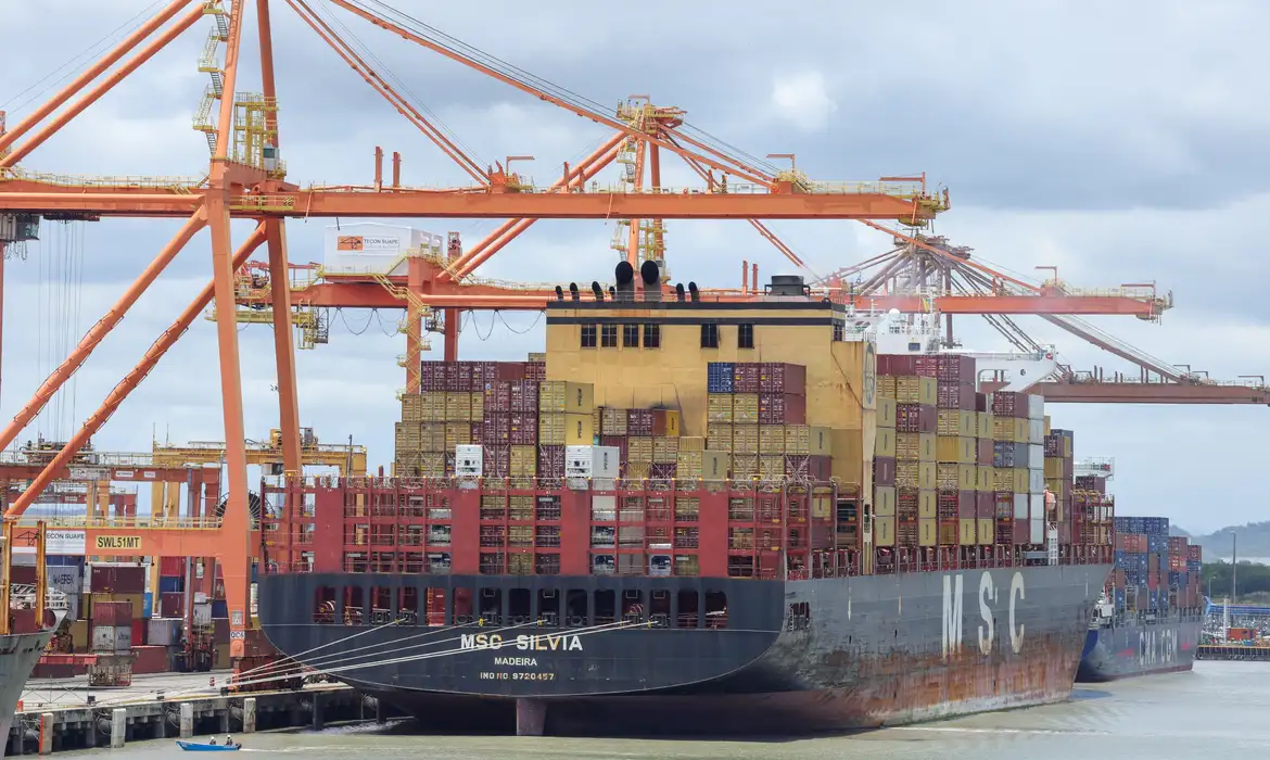 No momento, você está visualizando Balança comercial de julho tem superávit de US$ 7 bilhões