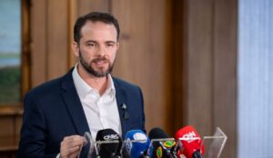 Leia mais sobre o artigo Governo ouvirá empresários para decidir se aplicará lei contra EUA
