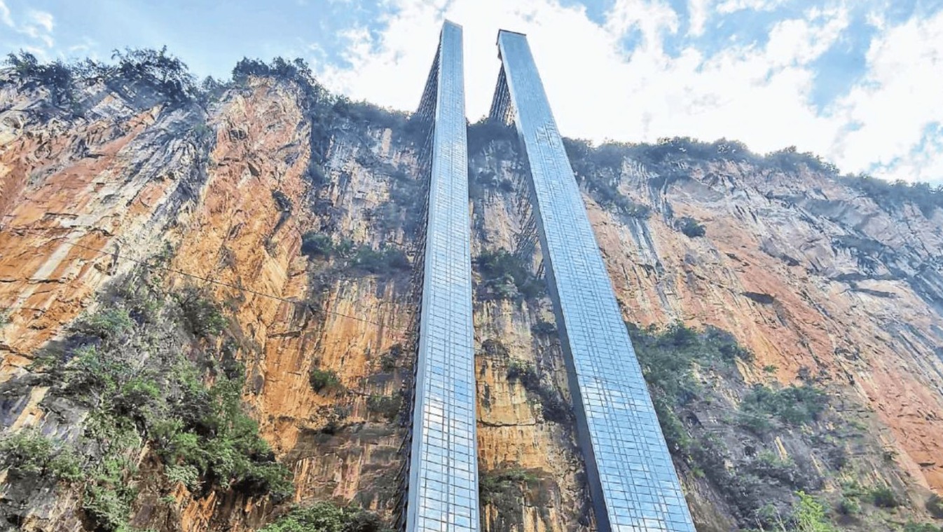 No momento, você está visualizando Elevador de 288 metros em penhasco transforma caminho de crianças até escola na China
