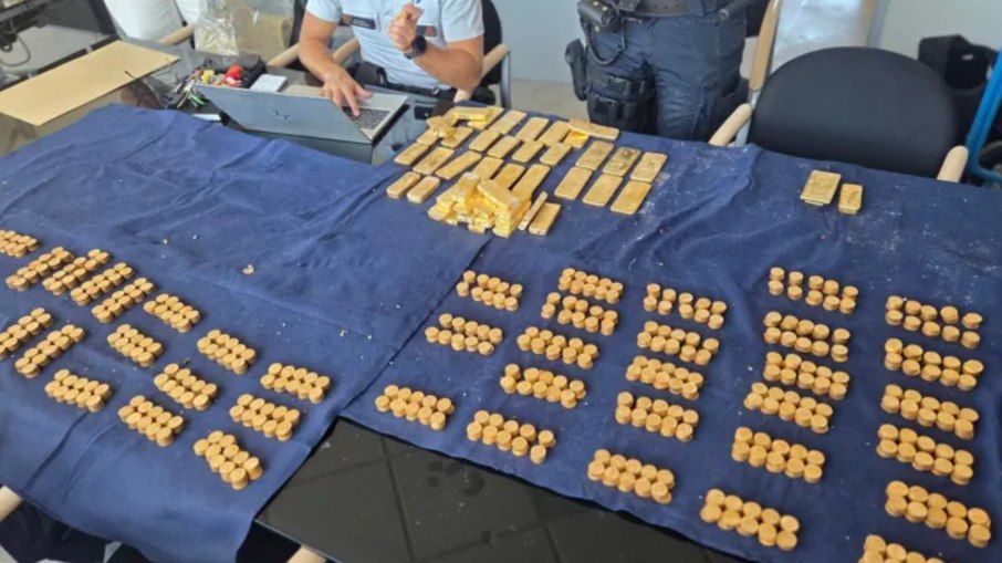 No momento, você está visualizando Pedreiros encontram R$ 54 mi em moedas e barras de ouro em parede de casa na Bélgica