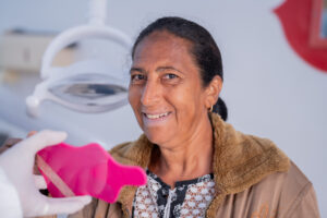 Leia mais sobre o artigo Mutirão de entrega de próteses dentárias devolve sorriso e autoestima em Rondonópolis