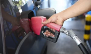 Leia mais sobre o artigo Fazenda mantém subsídio de R$ 2,12 ao óleo diesel