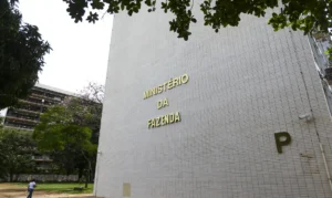 Leia mais sobre o artigo Governo reduz projeção do PIB para 2% em 2026 e 2,3% em 2027