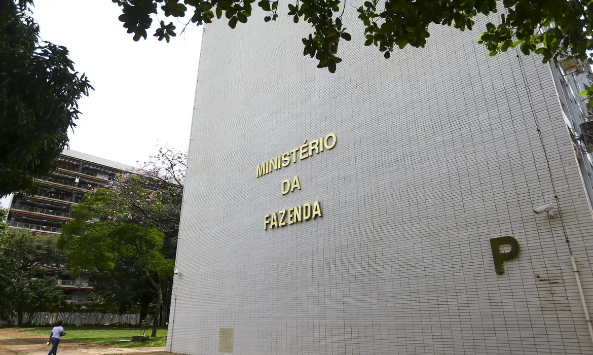 No momento, você está visualizando Governo reduz projeção do PIB para 2% em 2026 e 2,3% em 2027