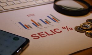 Leia mais sobre o artigo Mercado financeiro reduz projeção da Selic para 13,50%