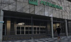 Leia mais sobre o artigo Petrobras aumenta diesel, mas subsídio mantém valor final; entenda