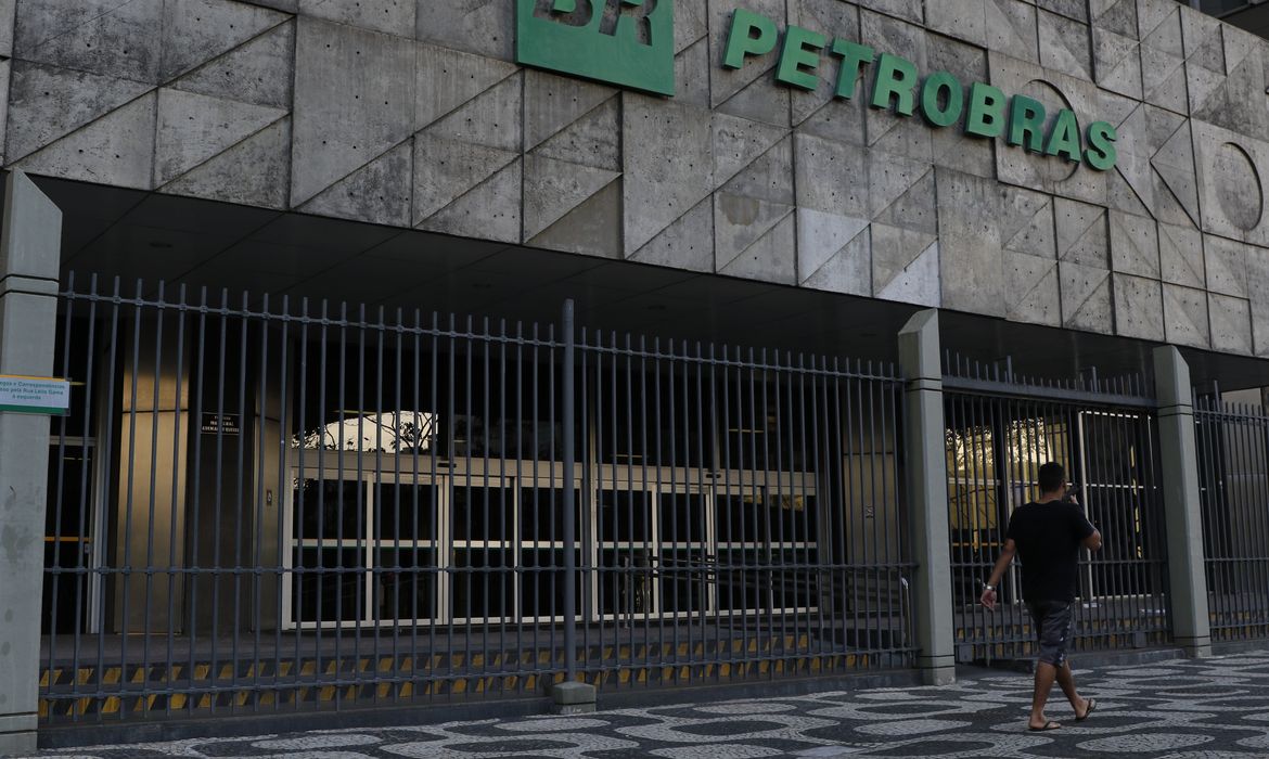 No momento, você está visualizando Petrobras aumenta diesel, mas subsídio mantém valor final; entenda