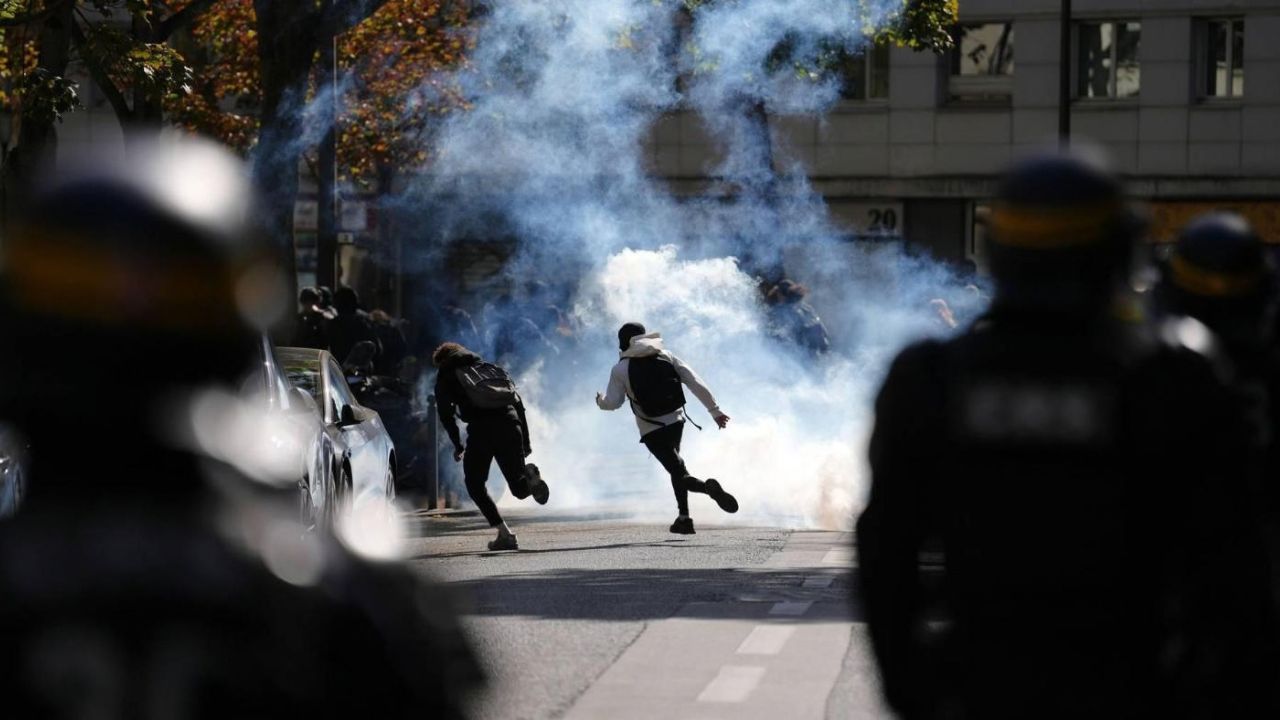 No momento, você está visualizando França decreta toque de recolher em bairros de Paris pela segunda noite consecutiva