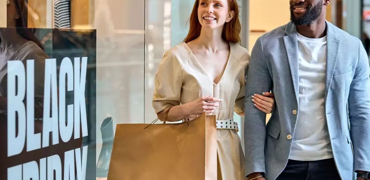 No momento, você está visualizando BLACK FRIDAY 2026: Consumidor antecipa decisão e shopping ganha força na conversão, aponta Helloo