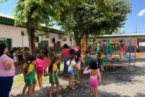 Leia mais sobre o artigo Escola de Várzea Grande celebra Dia das Crianças com brinquedos e muita diversão