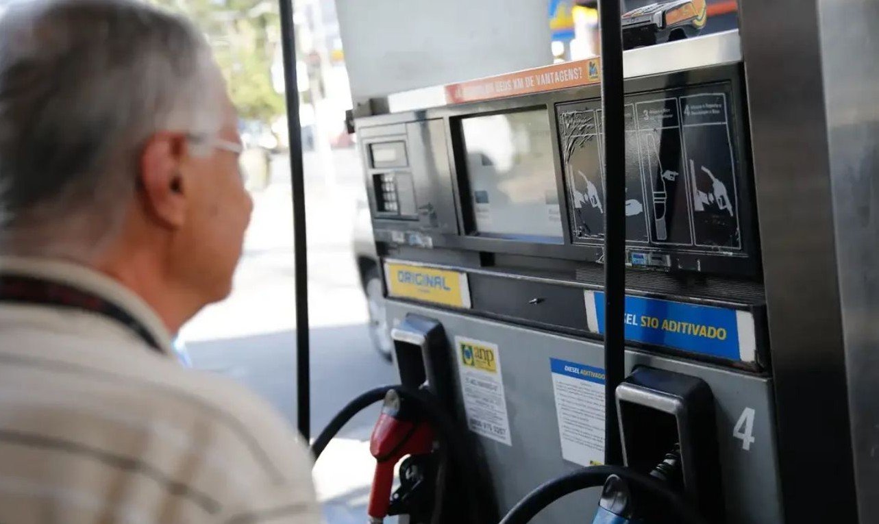 No momento, você está visualizando Governo prorroga por um mês subvenção de R$ 2,12 ao diesel