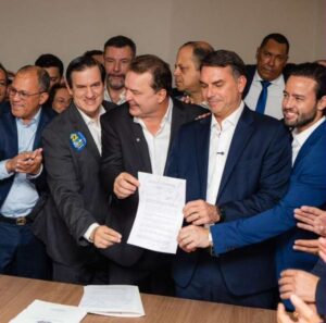 Leia mais sobre o artigo Max Russi entrega a Flávio Bolsonaro carta com apoio de deputados estaduais de MT