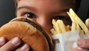 Leia mais sobre o artigo OMS lança guia para enfrentar obesidade em crianças e adolescentes