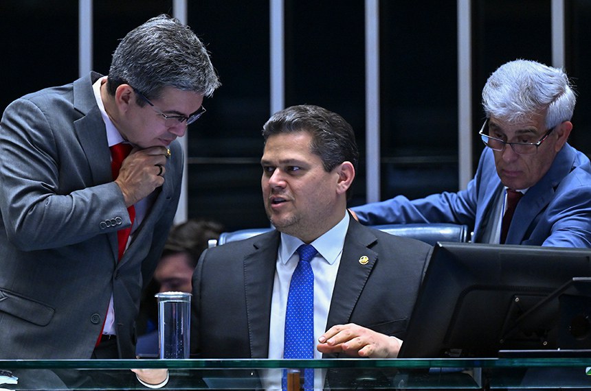 No momento, você está visualizando PEC que acaba com escala 6×1 começa a tramitar no Plenário