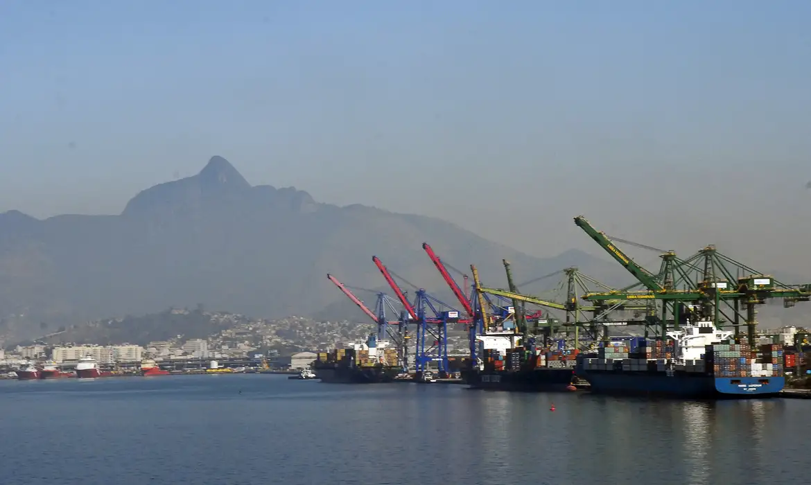 No momento, você está visualizando Previsão de superávit comercial de 2026 cai para US$ 84,4 bilhões