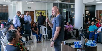 Abilio e feirantes debatem modernização da feira do CPA 2